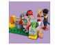 Dve figúrky Lego Friends v dielni, s pílou a nožnicami.