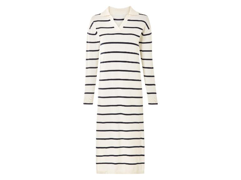 Dlhý pruhovaný biely a čierny sveter.