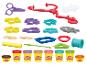 Súprava Play-Doh doktora s rôznymi nástrojmi, formičkami a niekoľkými téglikmi modelovacej hmoty.