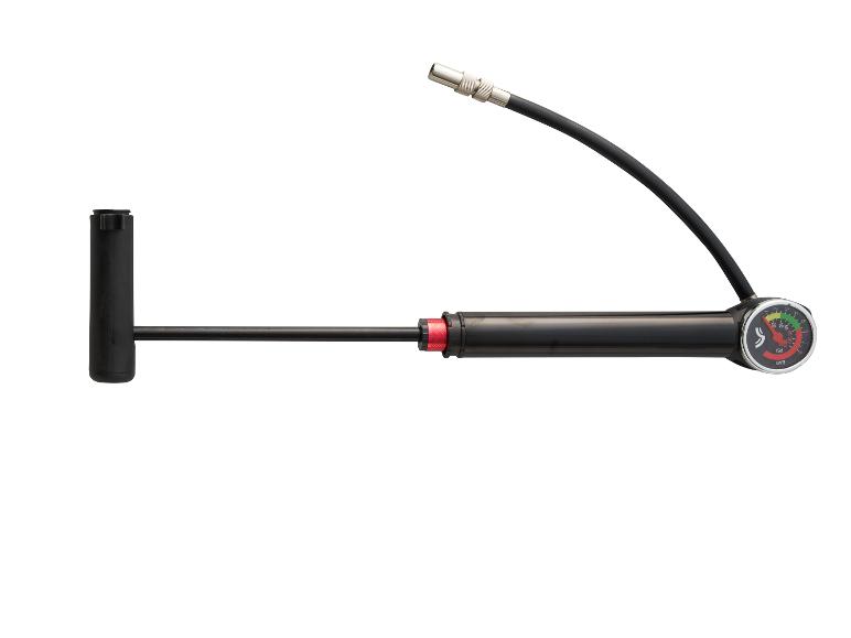 Čierna cyklistická pumpa s tlakomerom.