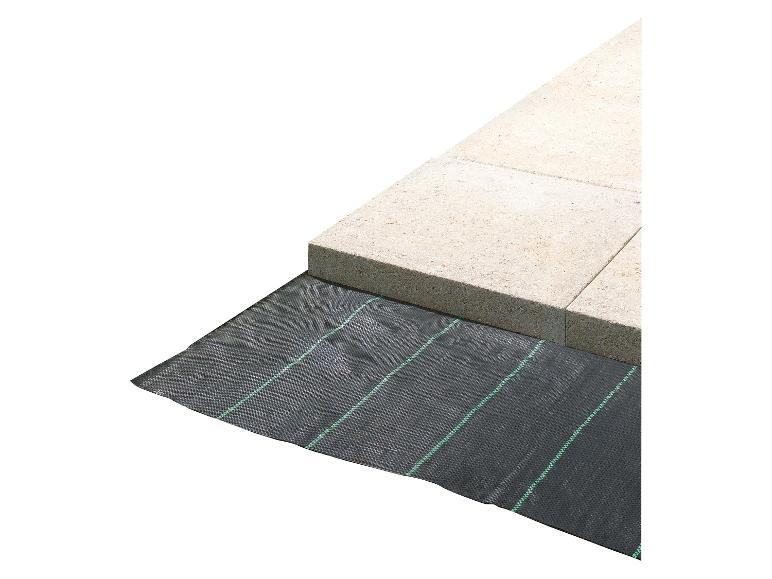 Čierna agrotextília s béžovými dlaždicami