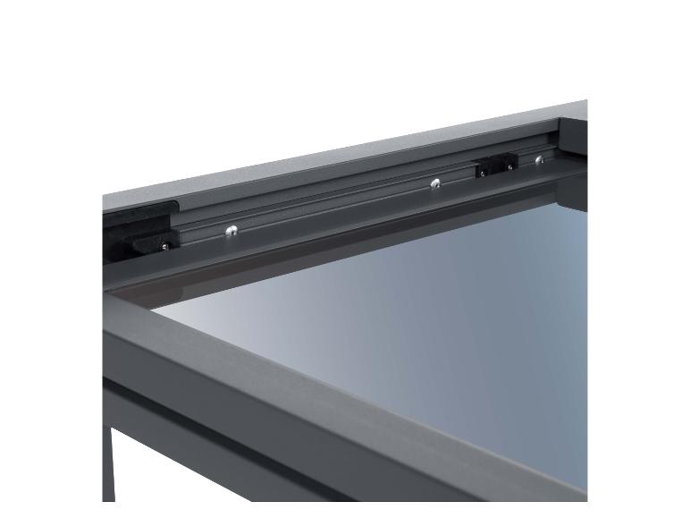 Detailný pohľad na otvárací mechanizmus strešného okna alebo svetlíka.