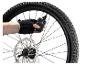 Ruka v rukavici nafukuje pneumatiku bicykla Crivit digitálnou vzduchovou pumpou.