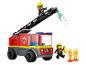 LEGO hasičské auto s dvoma minifigúrkami hasičov a plameňmi.