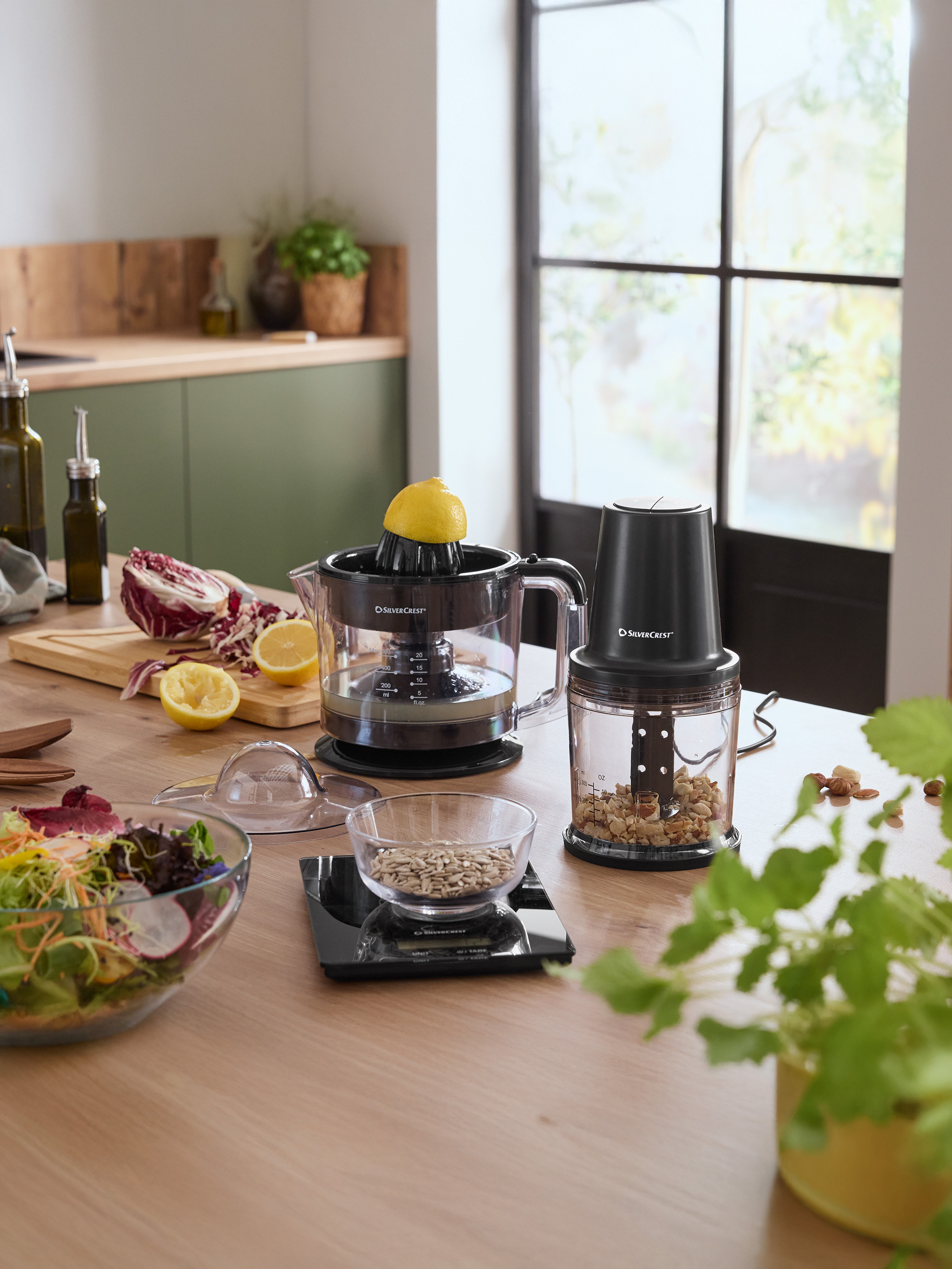 Kuchynská linka s odšťavovačom SilverCrest, sekáčikom a misou so šalátom.