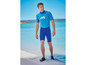 Muž v modrom neoprénovom oblečení Mares na pláži.