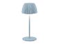 Moderná svetlomodrá stolová lampa s plisovaným tienidlom a okrúhlou základňou.
