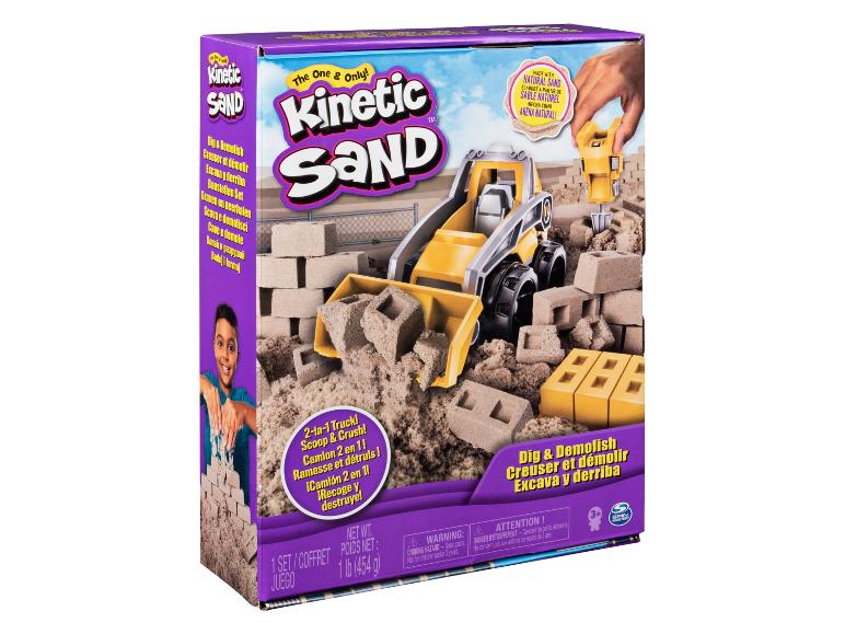 Kinetický piesok s nákladným autom a stavebnými nástrojmi na kopanie a demoláciu.