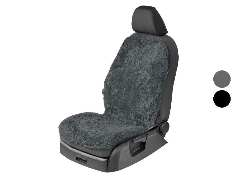 Poťah na autosedačku z tmavosivej ovčej kože na čiernej autosedačke.