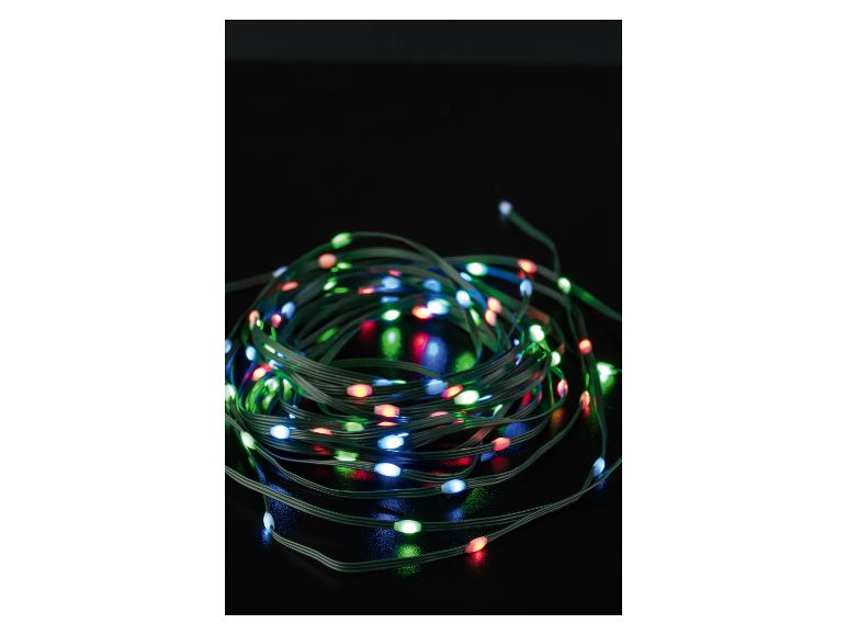 Viacfarebné LED svetlá navinuté na čiernom pozadí