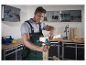 Muž v dielni používa svorku Wolfcraft na spojenie drevených dielov.