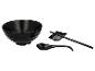 Čierna súprava riadu na ramen: miska, lyžica, paličky a podložka.