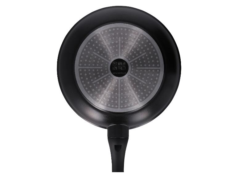 Spodná strana čiernej panvice s textúrovaným kovovým dnom a logom Silvercrest.