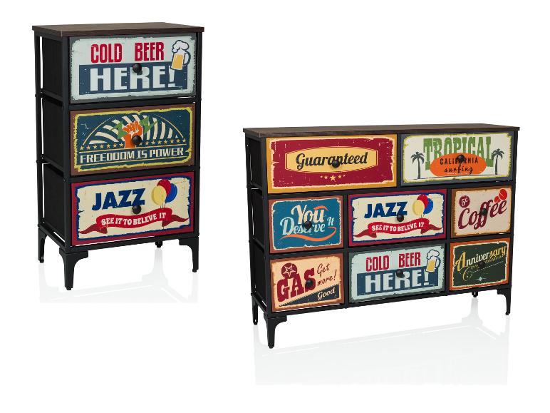Komody so zásuvkami v retro štýle s nápismi ako „Cold Beer Here“ a „Jazz“.