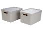 Dve biele úložné boxy s vekami.