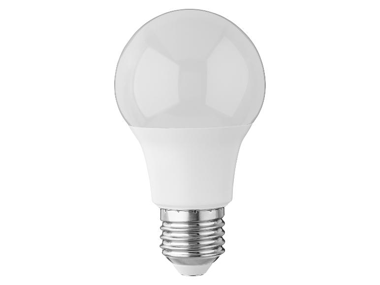 Biela LED žiarovka s päticou E27 na bielom pozadí