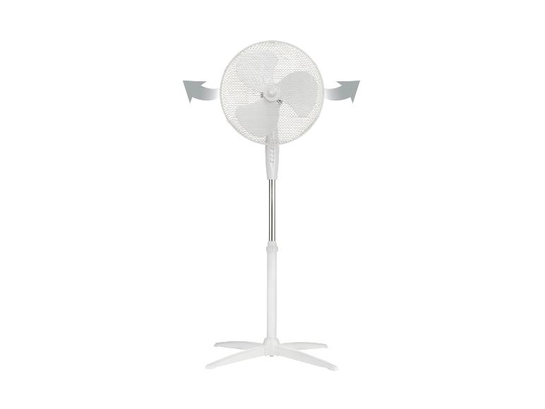Biely stojanový ventilátor s oscilačnou funkciou označenou šípkami.