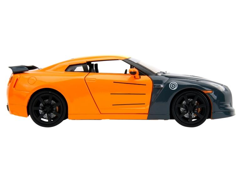 Oranžový model Nissanu GT-R s čiernym spojlerom.