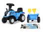 Modrý detský traktor New Holland s prívesom a lopatami.