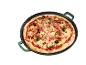 Pizza so šunkou, hubami, olivami a rozmarínom v zelenej panvici na pečenie