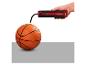 Basketbalová lopta je nafukovaná pomocou Ultimate Speed ​​pumpy.