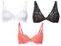 Tri čipkové podprsenky: biela, čierna a koralová.