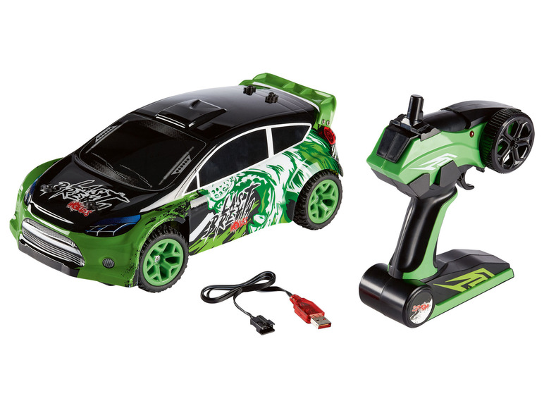 Zelené rádiom riadené auto s nabíjačkou.