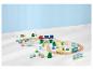 Drevená vláčiková súprava Peppa Pig s postavičkami, vozidlami a budovami na bielej podlahe.