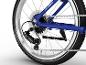 Detail zadného kolesa modrého detského bicykla s prevodmi a reťazou.