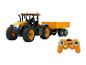 Diaľkovo ovládaný traktor JCB s prívesom.