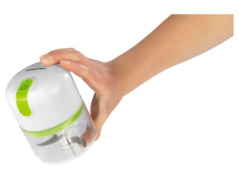 Ruka drží biely mini mixér Gourmetmaxx.