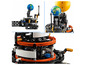 LEGO model slnečnej sústavy s otáčajúcou sa Zemou a Slnkom.