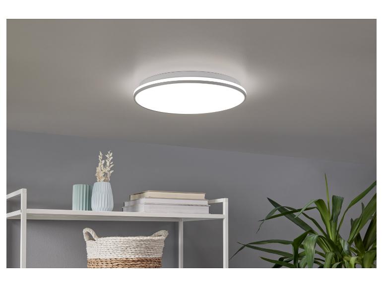 Okrúhla stropná lampa s bielym povrchom v modernej miestnosti.