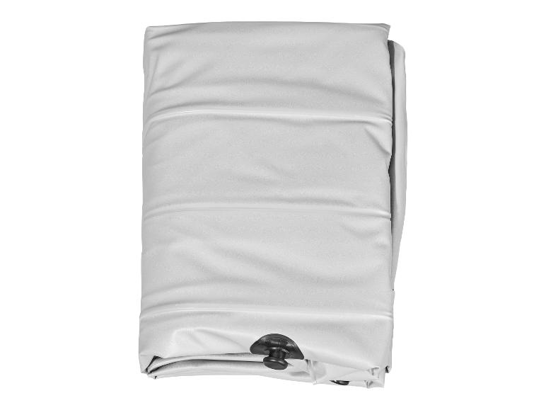 Zložený sivý nafukovací matrac s ventilom.