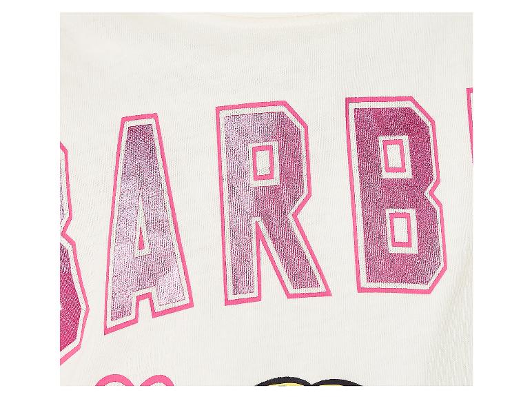 Detail ružového trblietavého nápisu 'BARBIE' na bielom tričku.