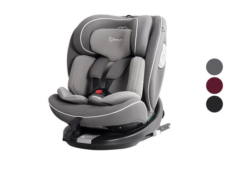 Šedá autosedačka BabyGo s bielym prešívaním.