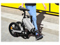 Biely elektrický skladací bicykel Sachsrad na chodníku