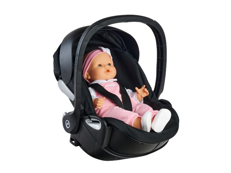 Bábika v čiernej autosedačke Cybex.