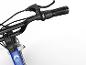 Detail riadidiel modrého detského bicykla s brzdovou pákou a radením, nápis 'LIGHT 20'.