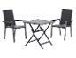 Vonkajší bistro set s dvoma tmavosivými stoličkami a zodpovedajúcim štvorcovým skladacím stolom.