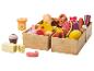 Drevená súprava na hranie s rôznymi potravinami v prepravkách, vrátane ovocia, zeleniny, mäsa a mliečnych výrobkov.