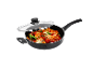 Panvica s ravioli v paradajkovej omáčke.