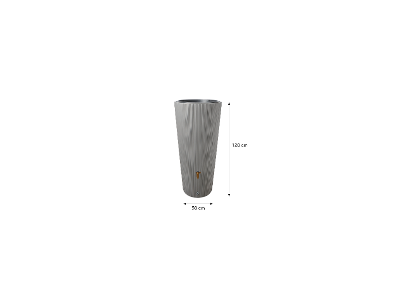Sivý sud na dažďovú vodu s kohútikom, merajúci 120 cm na výšku a 58 cm na šírku.