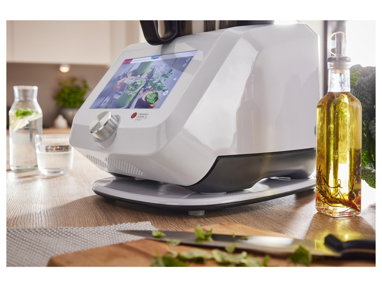 Monsieur Cuisine Smart s dotykovou obrazovkou a fľašou oleja.