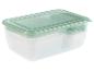 Priehľadné plastové nádoby na potraviny so stohovateľnými svetlozelenými viečkami.