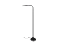 Čierna stojacia lampa s ohnutým ramenom, približne 130 cm vysoká.