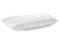 Biely vankúš s otvoreným ochranným poťahom, ukazujúci vnútornú výplň.