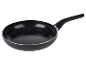 Čierna panvica s čiernou rukoväťou.