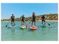Ľudia na nafukovacom paddleboarde.