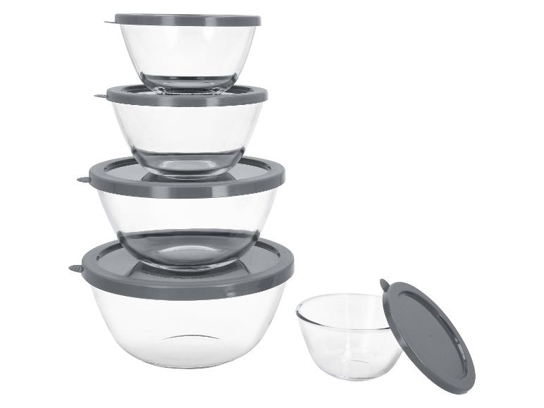 Sada sklenených misiek so sivými viečkami, naskladaných a jedna vedľa.